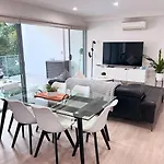 Leafy & Quiet Apt With Big Balcony, Parking & 65\