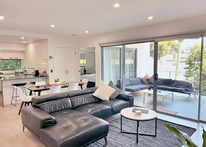 Leafy & Quiet Apt With Big Balcony, Parking & 65\