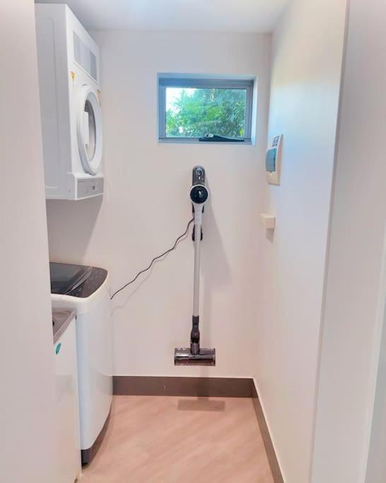 Apartment Leafy & Quiet With Big Balcony, Parking & 65